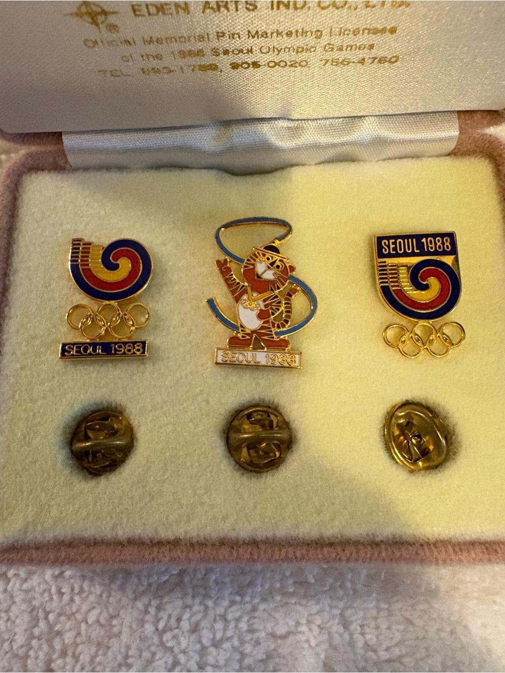 Seoul Korea 1988 Olympics Hodori Logo 3-Pin Round Pinback Set Display Case Tiger